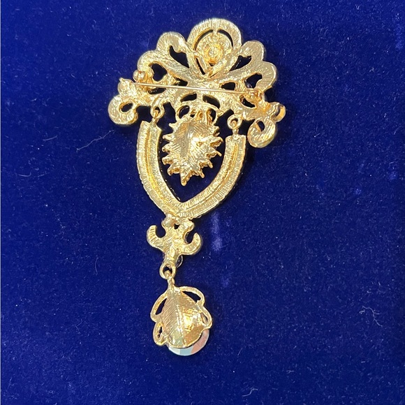 A royal brooch comprised of fleur-de-lis design goldtone and glittering crystals - Picture 4 of 5